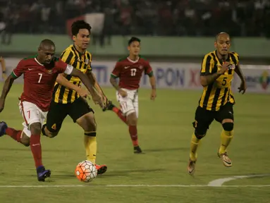 Boaz Sollosa (kiri) tampil gemilang saat laga uji coba Indonesia vs Malaysia di Stadion Manahan Solo, Selasa (6/9). Indonesia menang dengan skor 3-0. (Liputan6.com/ Boy Harjanto)