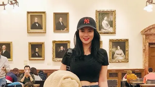 Gaya Padu Padan Jeans ala Dearly Djoshua