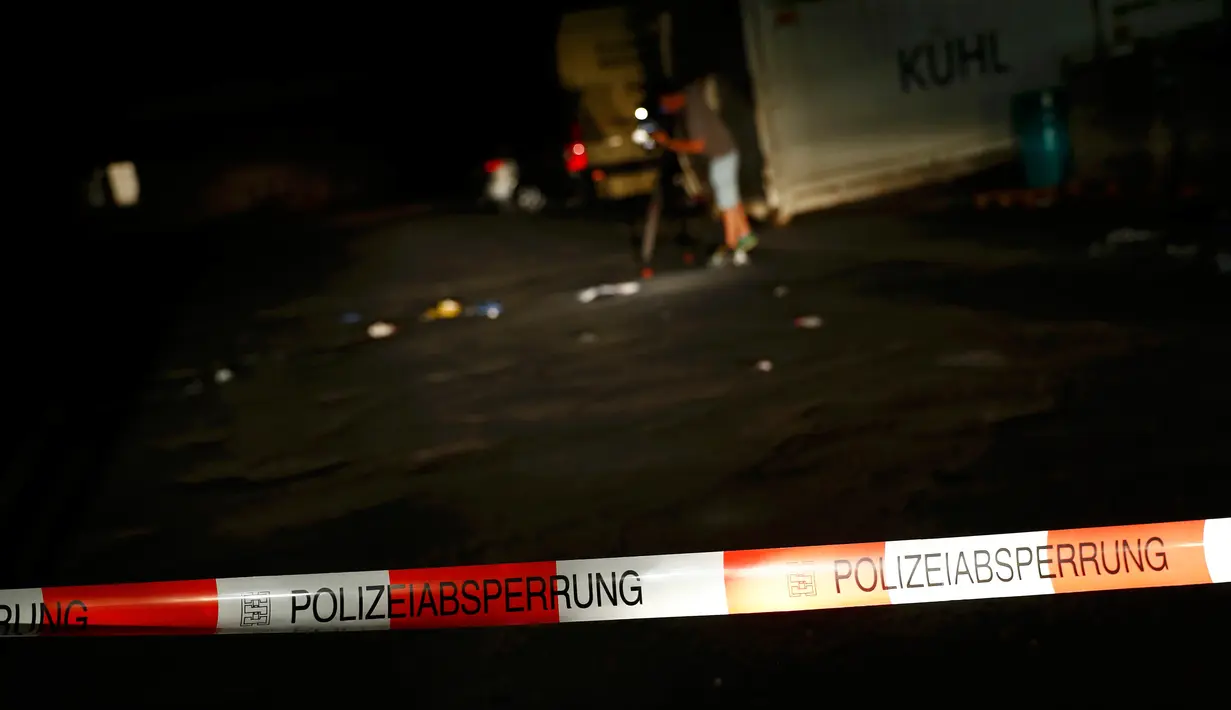 Garis polisi terpasang di lokasi seorang remaja menyerang penumpang kereta di dekat kota Wurzburg, Jerman, Senin (18/7). Remaja keturunan Afganistan (17) itu menyerang dengan menggunakan kapak dan pisau. (REUTERS/Kai Pfaffenbach)