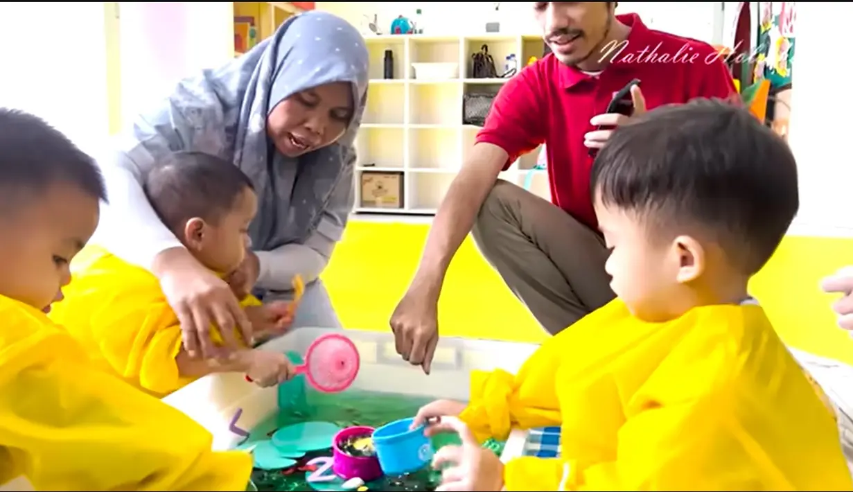 Beberapa waktu lalu, penyanyi yang juga DJ itu merinci biaya sekolah putranya yang mencapai puluhan juta rupiah. Mengenakan pakaian anti air, baby L dan Adzam tampak mainan air. [Youtube/NATHALIE HOLSCHER]