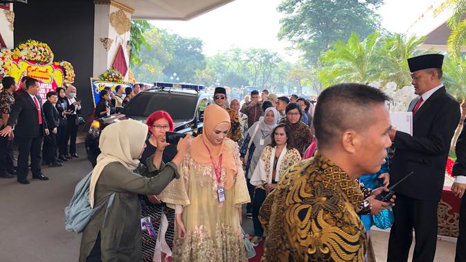 Mulan Jameela tiba di gedung DPR untuk melaksanakan pelantikan. (Liputan6.com/Delvira Hutabarat)
