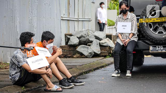 Tersangka Mario Dandy Satriyo dan pemeran pengganti AG menjalani rekonstruksi penganiayaan David Ozora di Perumahan Green Permata, Jakarta, Jumat (10/3/2023). Rekonstruksi ini digelar untuk mencocokkan alat bukti yang dikantongi penyidik dengan keterangan saksi hingga tersangka. (Liputan6.com/Faizal Fanani)