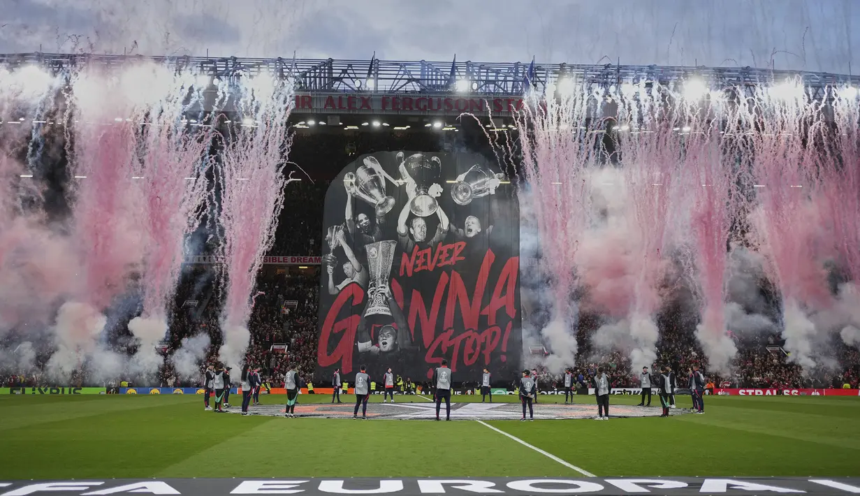 Koreografi para pendukung Manchester United dalam laga lanjutan Liga Europa 2024/2025 melawan Lyon di Old Trafford, Manchester, Inggris, Jumat (18/04/2025) dini hari WIB. (AP Photo/Jon Super)