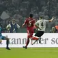 Pemain Eintracht Frankfurt, Antonio Rebic (4), mencetak dua gol ke gawang Bayern Munchen pada final DFB Pokal di Berlin, Minggu (20/5/2018) dini hari WIB. (AP Photo/Michael Sohn)