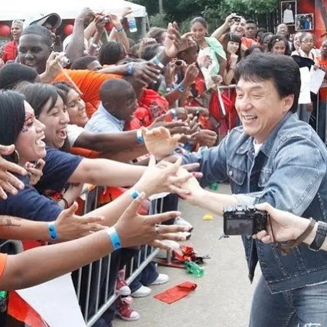 Jackie Chan Dikabarkan Kena Virus Corona, Ini 7 Potret Terbarunya