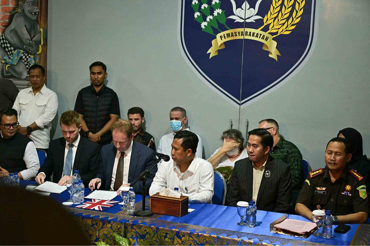 FOTO: Indonesia Kembalikan Nenek Terpdana Mati Pembawa Kokain ke Inggris