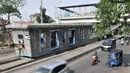 Kendaraan melintas di dekat halte bus Transjakarta Pasar Rumput yang tidak terawat, Jakarta, Kamis (6/9). Kondisi bangunan halte bus Transjakarta di Pasar Rumput saat ini sangat memprihatinkan. (Merdeka.com/Iqbal S. Nugroho)