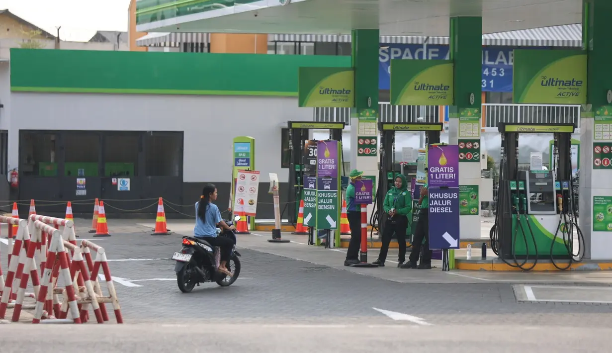 Dalam beberapa pekan terakhir, SPBU swasta, terutama Shell Indonesia dan BP-AKR, mengalami kekosongan stok Bahan Bakar Minyak (BBM) non-subsidi. (Kapanlagi.com/Budy Santoso)