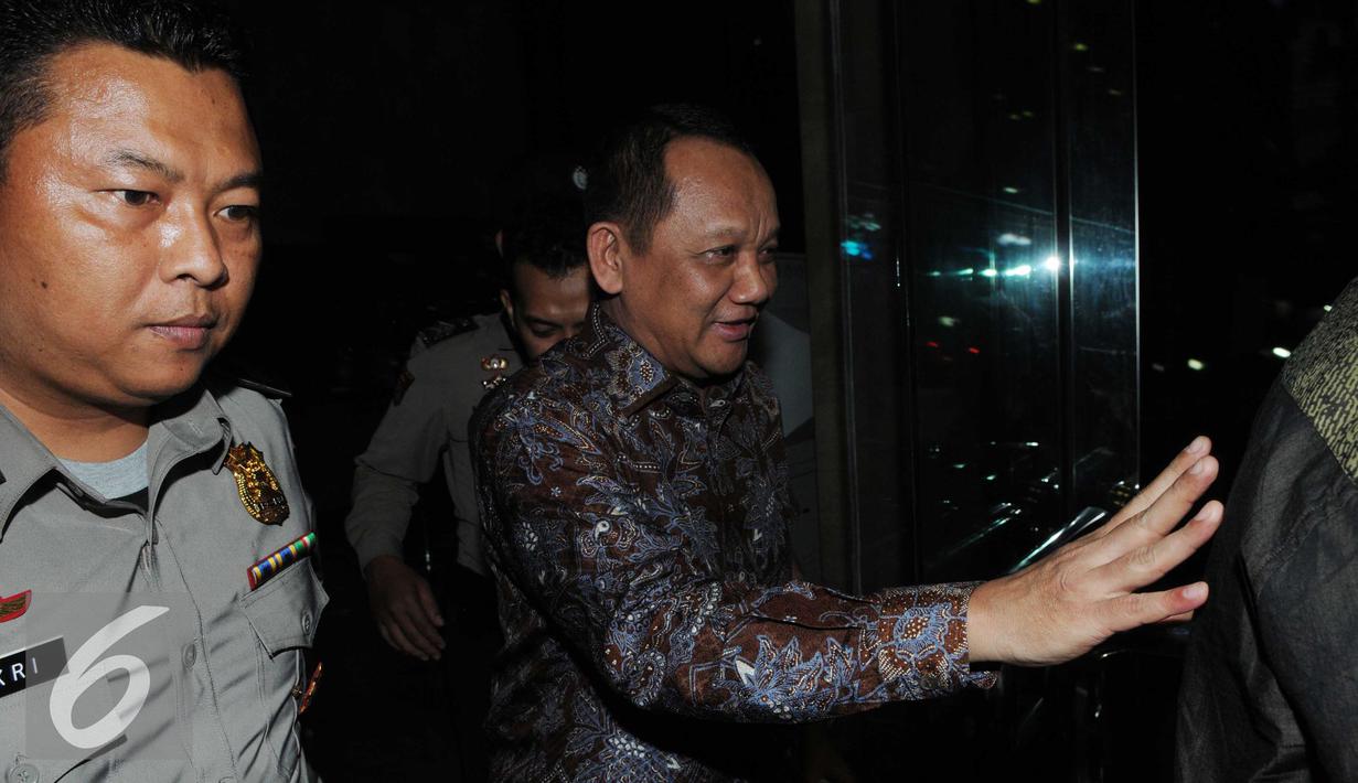 Sekretaris MA Nurhadi enggan menjawab pertanyaan wartawan usai diperiksa KPK, Jakarta, Jumat (3/6). Nurhadi diperiksa KPK sebagai saksi Direktur PT Kreasi Dunia Keluarga, Doddy Ariyanto Supeno (Liputan6.com/Helmi Afandi)