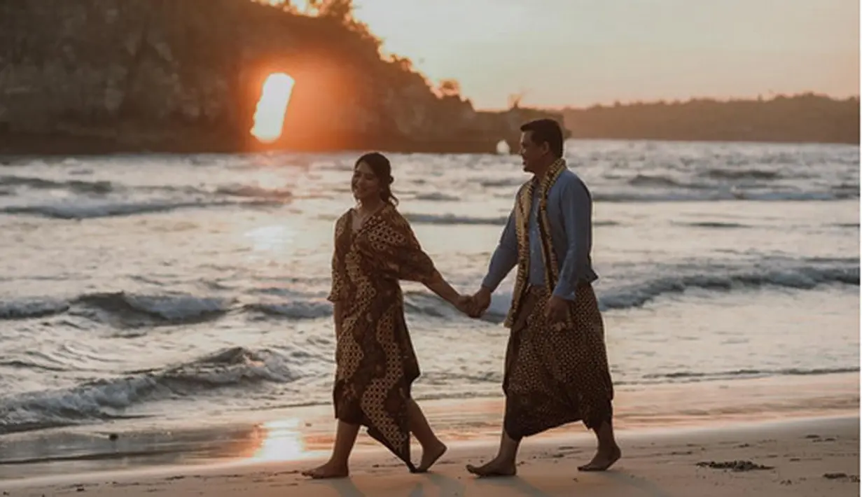 Selain terlihat menjalani pemotretan di Nusa Penida Bali, Kahiyang juga menjalani pemotretan di Yogyakarta. Foto dengan pemandangan alam itu Kahiyang terlihat cantik dengan gaun warna merah jambu. (Instagram/ayanggkahiyang)