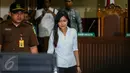 <p>Jessica Kumala Wongso berjalan menuju kursi terdakwa untuk menjalani sidang pembacaan putusan di PN Jakarta Pusat, Kamis (27/10). Ada 377 lembar berkas putusan vonis perkara kematian Mirna yang sudah disiapkan majelis hakim. (Liputan6.com/Faizal Fanani)</p>