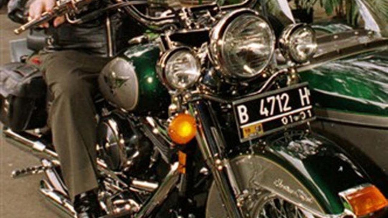 Gagahnya Presiden Soeharto saat geber moge Harley Davidson