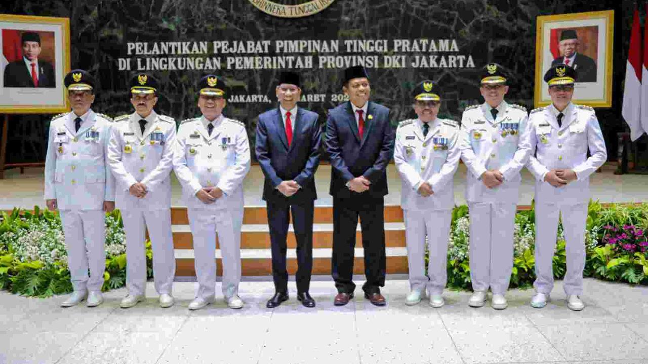 Penjabat (Pj) Gubernur Heru Budi Hartono melantik 65 pejabat pimpinan tinggi pratama dengan rincian 20 orang pejabat menempati jabatan baru sesuai dengan Struktur Organisasi dan Tata Kerja (SOTK) terbaru.