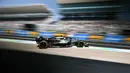 Balap mobil Formula 1 akan melanjutkan seri musim 2025. Formula 1 GP Jepang akan berlangsung di Sirkuit Internasional Suzuka, akhir pekan ini. Tampak dalam foto, pembalap Mercedes, George Russell melaju dalam sesi latihan pertama Grand Prix Formula Satu Jepang di sirkuit Suzuka, prefektur Mie pada 4 April 2025. (Philip FONG/AFP)