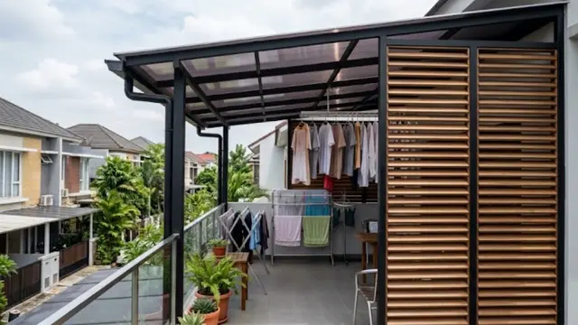 Penutup Balkon dengan Kisi-Kisi Samping