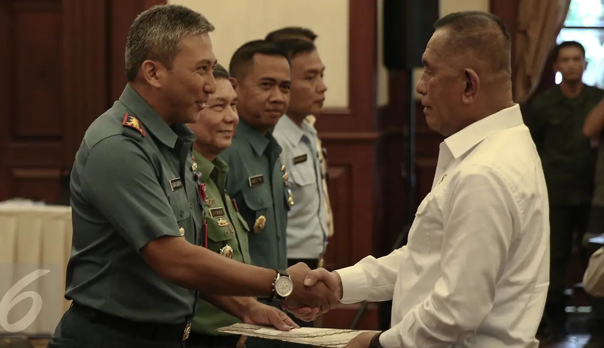 Menteri Pertahanan Ryamizard Ryacudu (kanan)  menyerahkan sertifikat dan penghargaan dari Menteri Pertahanan Timor Leste kepada Tim Misi Pelayanan Kesehatan  Indonesia  di Kemenhan RI, Jakarta, Senin (23/5/2016). (Liputan6.com/Faizal Fanani) 
