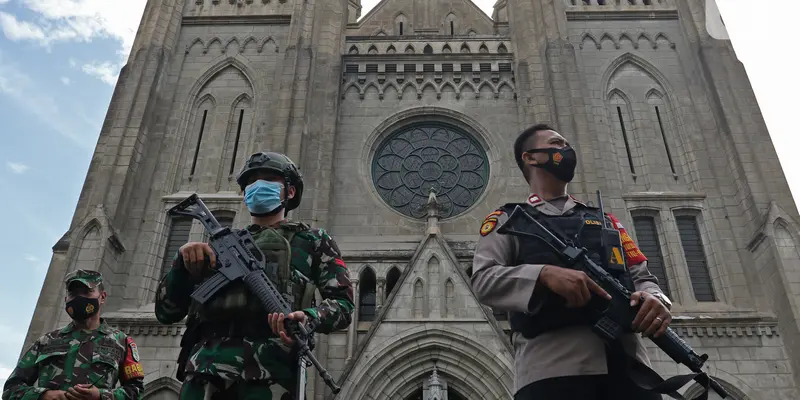 FOTO: TNI - Polri Amankan Perayaan Paskah di Gereja Katedral