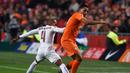 Pemain Belanda, Anwar El Ghazi berusaha melewati pemain Ceska, Theodor Gebre Selassie pada laga kualifikasi Piala Eropa 2016 di Stadion Amsterdam Arena, Belanda, Rabu (14/10/2015). Belanda gagal lolos ke Piala Eropa 2016. (AFP Photo/Emmanuel Dunand)