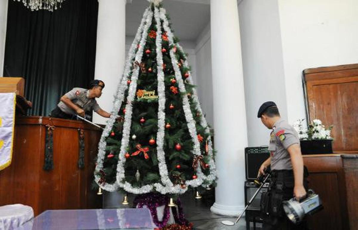 Tim Gegana Polri melakukan penyisiran gereja