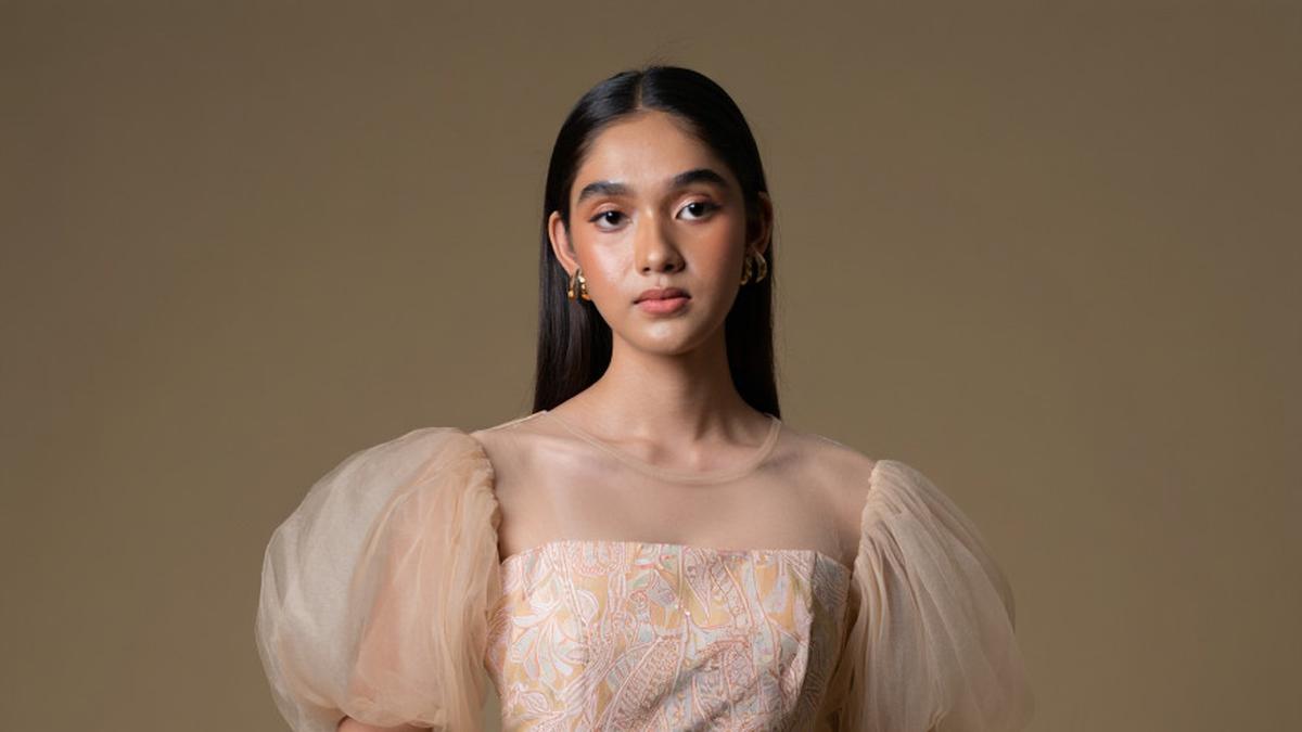 8 Pilihan Dress Batik Brokat Lengan Puff Transparan Tulle, Jadi Tren Elegan di Pesta 2025