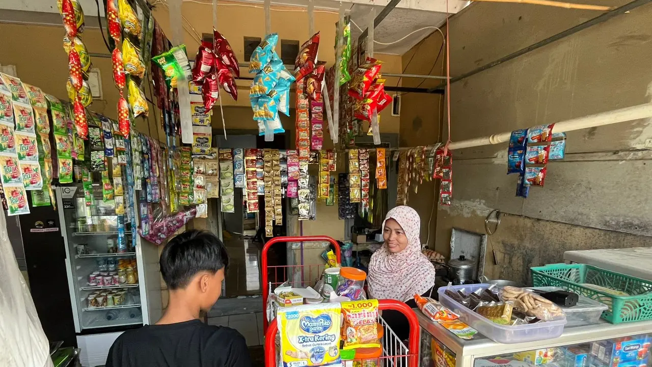 Ernawati Sedang Melayani Pelanggan di Warung Sembakonya