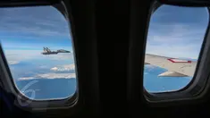 Pesawat yang membawa rombongan Wapres Jusuf Kalla saat dikawal pesawat tempur Sukhoi dari Makassar menuju Jakarta, Senin (8/6/2015). Sebelumnya, JK bersama istrinya Mufidah Kalla melakukan serangkaian kegiatan di Sulsel. (Liputan6.com/Faizal Fanani)