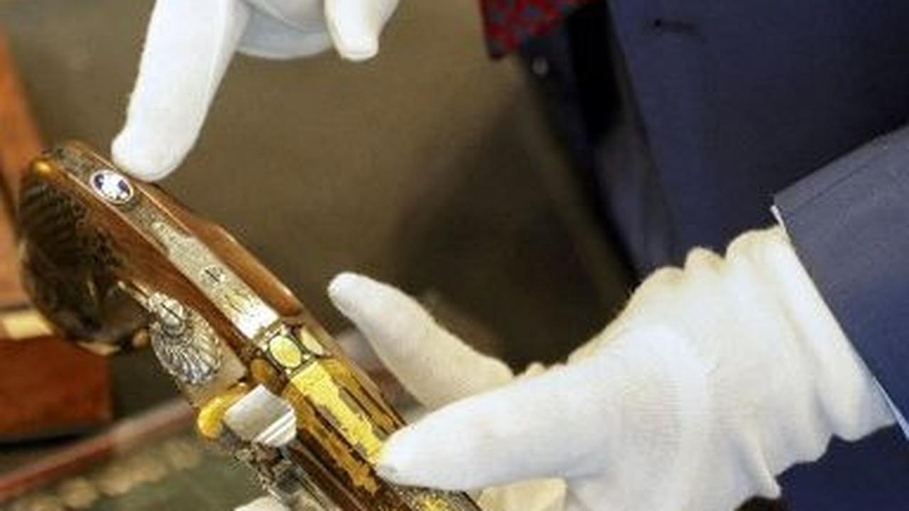 Kedua pistol tersebut memiliki&nbsp;hiasan mewah dengan tatanan emas dan perak yang menampilkan ukiran gambar Napoleon dalam kemegahan kekaisaran.&nbsp;Geoffroy Van Der Hasselt/AFP