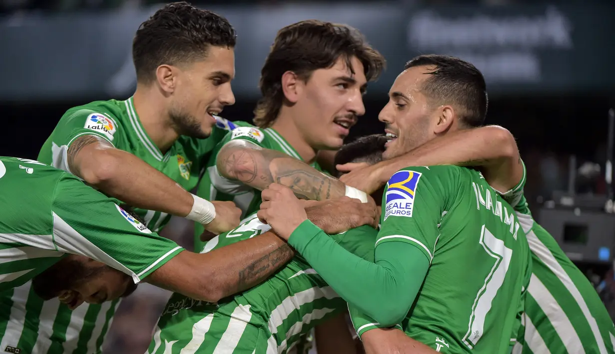 Sungguh niat yang mulia dari para suporter Real Betis yang langsung diganjar tunai dengan keberhasilan tim kesayangan mereka menang 4 gol tanpa balas atas Real Sociedad di pekan ke-17 Liga Spanyol 2021/2022. (AFP/Cristina Quicler)