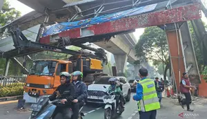 Pengakuan Sopir Truk Angkut Alat Berat Tersangkut JPO Tendean