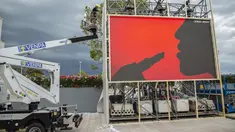 Para pekerja menyiapkan instalasi sehari sebelum dimulainya Festival Film Venesia edisi ke-78 di Venice Lido, Italia, Selasa (30/8/2021).  Festival ini berlangsung dari 1 hingga 11 September. (Photo by Joel C Ryan/Invision/AP)