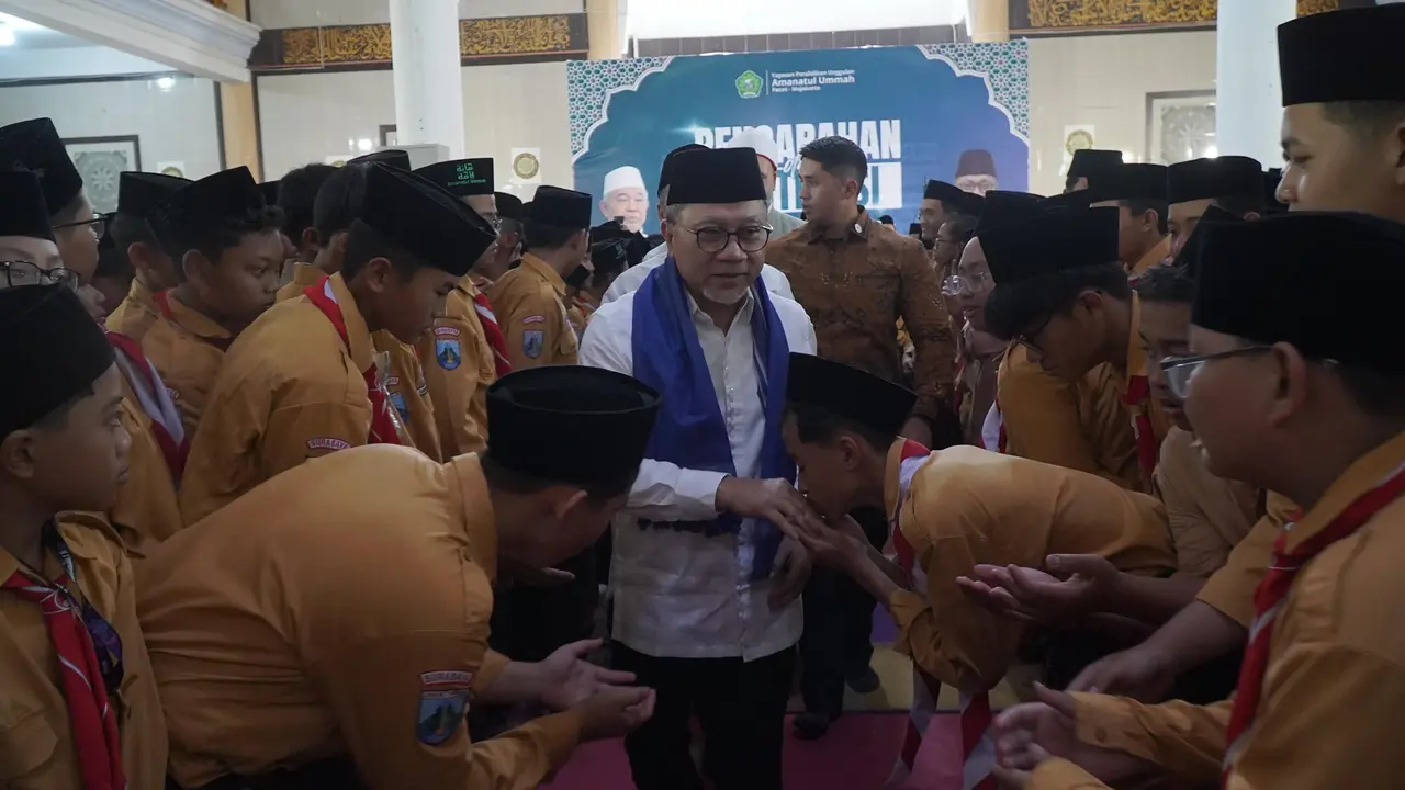 Menteri Koordinator Bidang Pangan Zulkifli Hasan memberikan kuliah umum di Pondok Pesantren Amanatul Ummah dan calon wisudawan Universitas KH Abdul Chalim, Pacet, Mojokerto, Jawa Tengah.