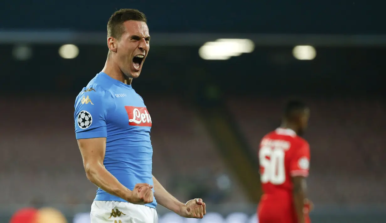 Aksi pemain Napoli, Arkadiusz Milik  usai mencetak gol saat timnya mengalahkan Benfica pada laga grup B Liga Champions di San Paolo Stadium, Naples, Kamis (29/9/2016) dini hari WIB. (REUTERS/Ciro De Luca)