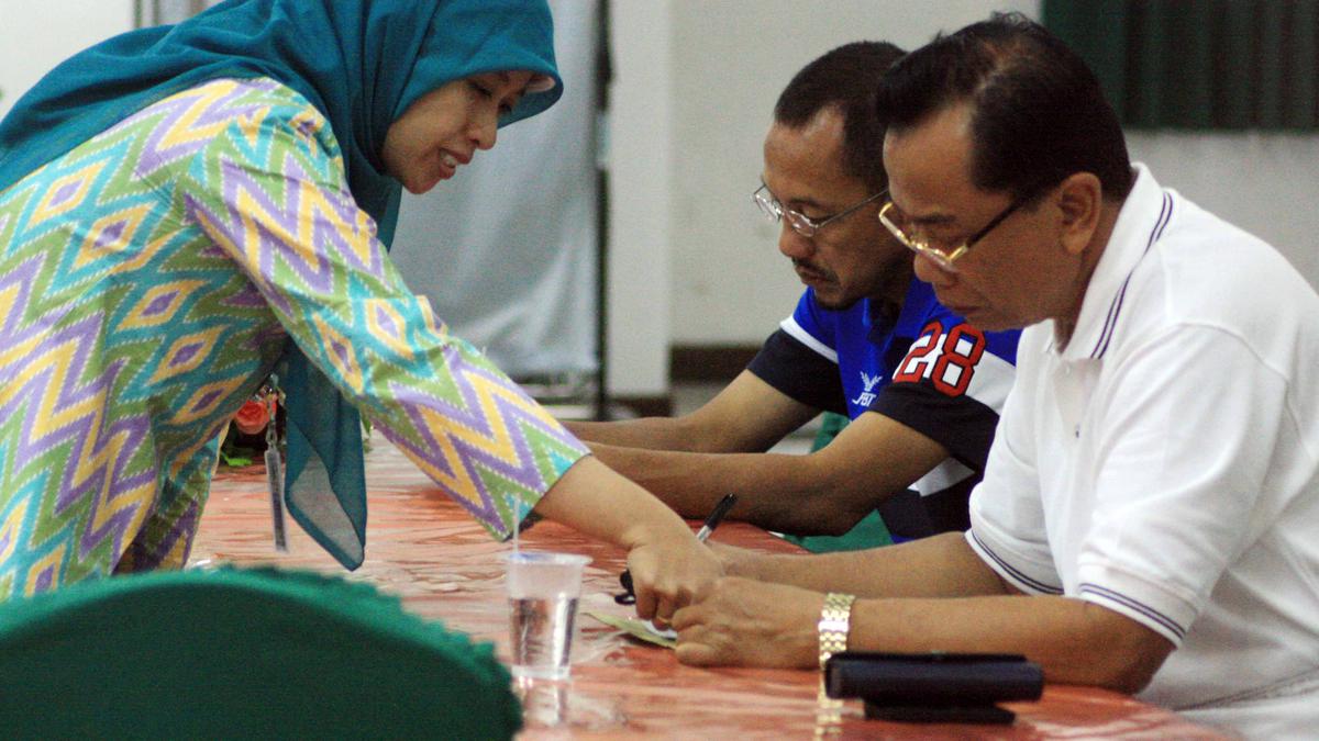 Jadi Calon Walikota Surabaya, Rasiyo Siap Mundur dari Bank UMKM ...