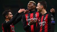 Pemain AC Milan merayakan gol yang dicetak Diogo Dalot ke gawang Sparta Praha pada laga lanjutan Liga Europa 2020/2021 di Stadion San Siro, Jumat (30/10/2020) dini hari WIB. AC Milan menang 3-0 atas Sparta Praha. (AFP/Marco Bertorello)