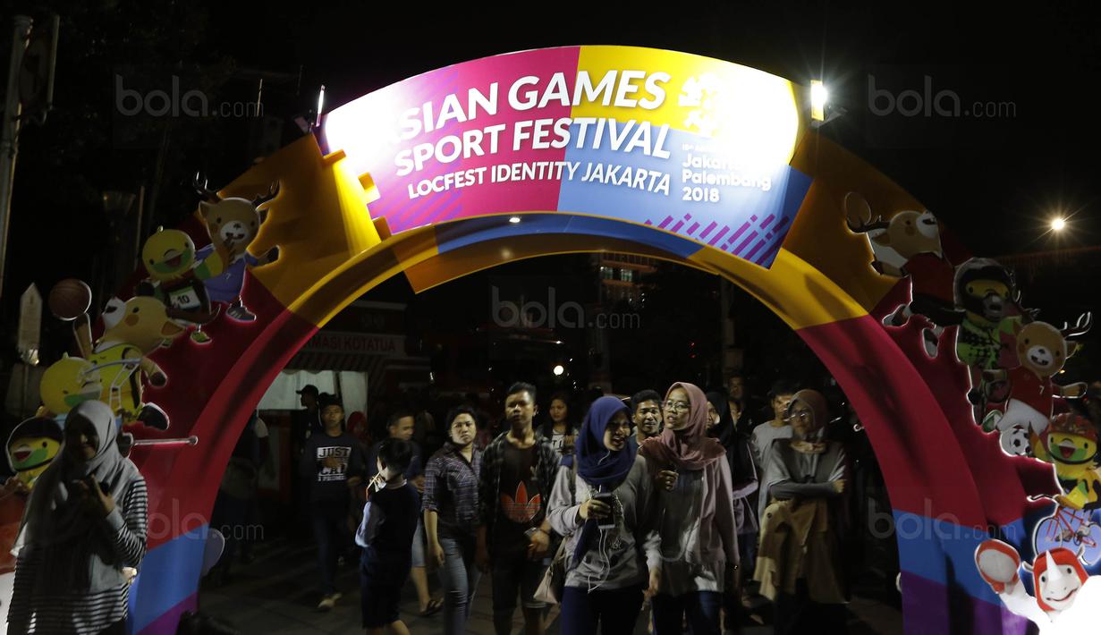 Sejumlah warga menghadiri acara Asian Games Sport Festival di Taman Fatahilah, Jakarta, Sabtu (9/12/2017). Acara tersebut bertujuan untuk mempromosikan Asian Games 2018. (Bola.com/M Iqbal Ichsan)