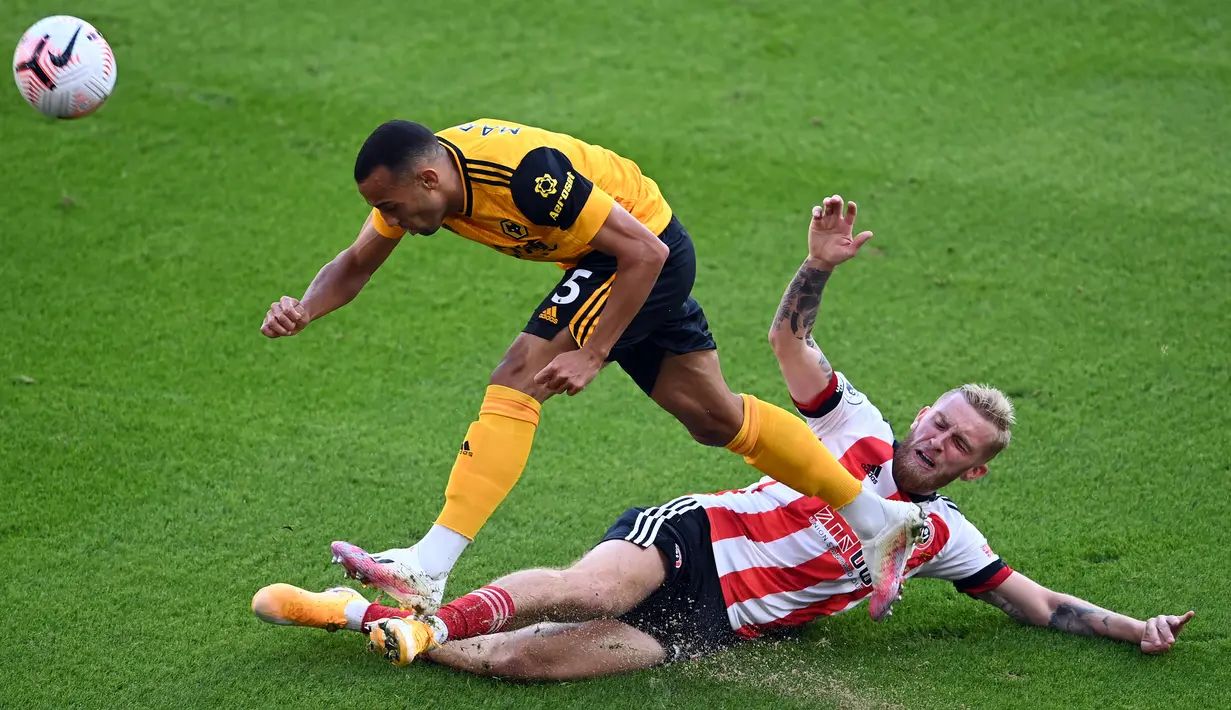 Bek Wolverhampton Wanderers, Marcal, berebut bola dengan striker Sheffield United, Oliver McBurnie, pada laga Liga Inggris di Bramall Lane, Selasa (15/9/2020). Wolverhampton menang 2-0 atas Sheffield United. (AFP/Laurence Griffiths/pool)