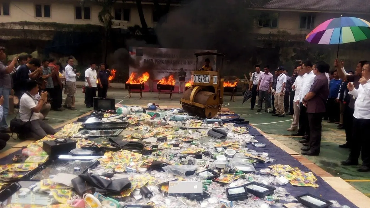 Kemendag menggelar pemusnahan barang hasil pengawasan barang beredar yang telah dilakukan pada 2018. Dok Merdeka.com/Wilfridus Setu Umbu
