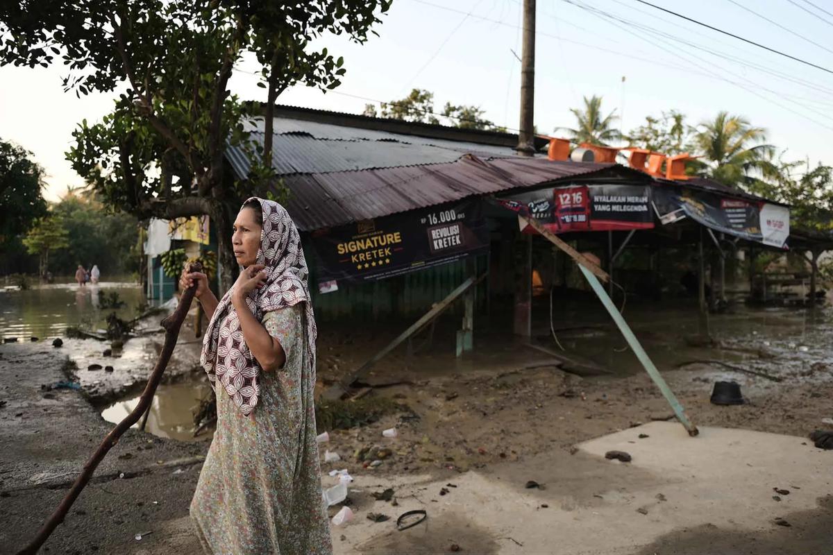 FOTO: Akses Terputus, Warga Bireuen Terisolasi Usai Banjir Besar Hancurkan Sembilan Jembatan