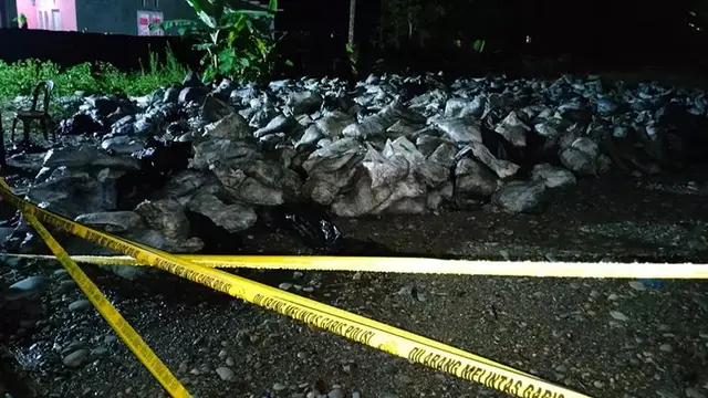 Batu Hitam hasil tambang warga Kecamatan Suwawa Timur dipasangi garis polisi (Arfandi Ibrahim/Liputan6.com)