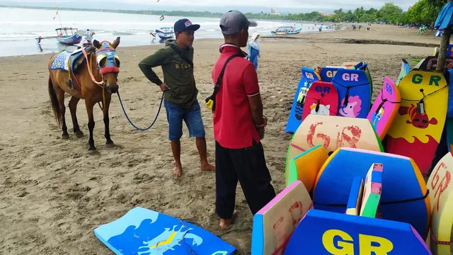 Beberapa pelaku usaha wisata tengah menunggu pengunjung di kawasan wisata Pantai Barat Pantai Pangandaran.