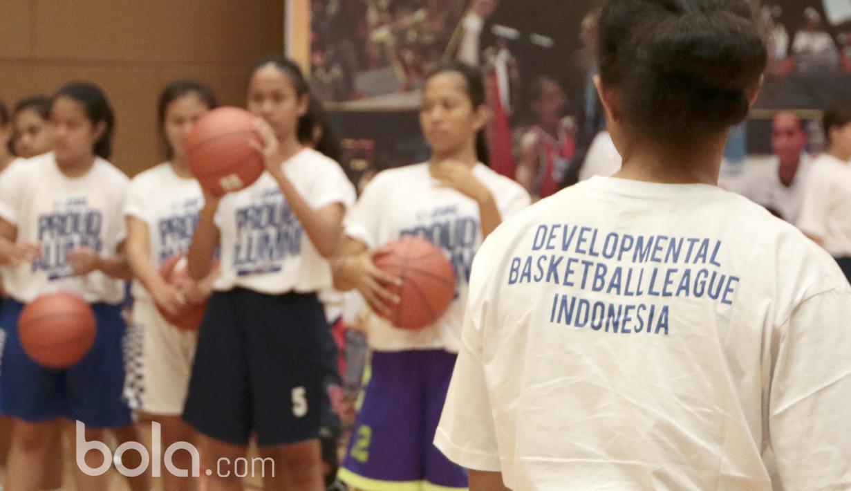 Basketball Clinic bersama DBL Academy merupakan bagian dari program pendukung Honda Developmental Basketball League yang telah memasuki tahun kesepuluh yang dilaksanakan di Thamrin Nine, UOB Plaza, Jakarta, (7/3/2017). (Bola.com/Nicklas Hanotubun)