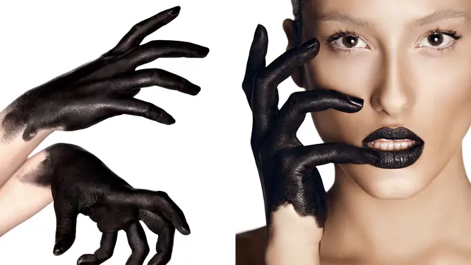 Bosan dengan Warna Merah? Lipstik Hitam Bikin Kamu Lebih Kece