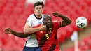 Striker Belgia, Romelu Lukaku, berebut bola dengan bek Inggris, Harry Maguire, pada laga UEFA Nations League di Stadion Wembley, Minggu (11/10/2020). Inggris menang dengan skor 2-1. (Michael Regan/Pool via AP)