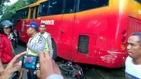 Bus Transjakarta menabrak sepeda motor dan terperosok ke parit di depan Taman Tabebuya, Ciganjur, Jagakarsa, Jakarta Selatan.
