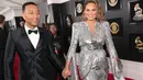 Momen red carpet di Grammy Awards 2018 tentu saja sangat dinanti oleh para penggemar. Chrissy Teigen dan John Legend pun terlihat mesra dan bahagia. (Christopher Polk/Getty Images for NARAS)