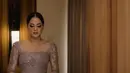 <p>"Kebaya dengan aksen square neck lantas memberi statement keanggunan dari calon mempelai, @dhabitannisa kala itu," kata The Bride Story. (Foto: Instagram/ thebridestory)</p>