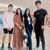 Gaya double date Diah Permatasari dan Maudy Koesnaedi bawa suami dan anak cowok masing-masing. Foto: Instagram/dps_diahpermatasari.