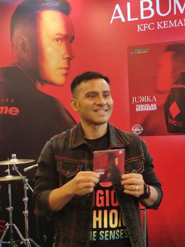 Judika saat peluncuran album barunya di KFC Kemang Timur, Senin (13/12/2021)