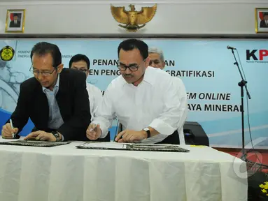 Menteri ESDM, Sudirman Said (kanan) bersama pimpinan KPK Zulkarnain saat penandatanganan Komitmen Pengendalian Gratifikasi di Gedung Kementerian ESDM, Jakarta, Senin (13/4/2015). (Liputan6.com/Herman Zakharia)