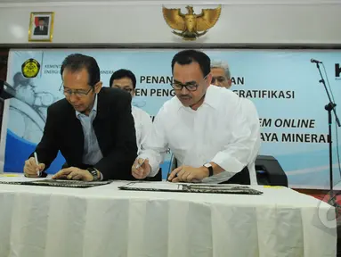 Menteri ESDM, Sudirman Said (kanan) bersama pimpinan KPK Zulkarnain saat penandatanganan Komitmen Pengendalian Gratifikasi di Gedung Kementerian ESDM, Jakarta, Senin (13/4/2015). (Liputan6.com/Herman Zakharia)